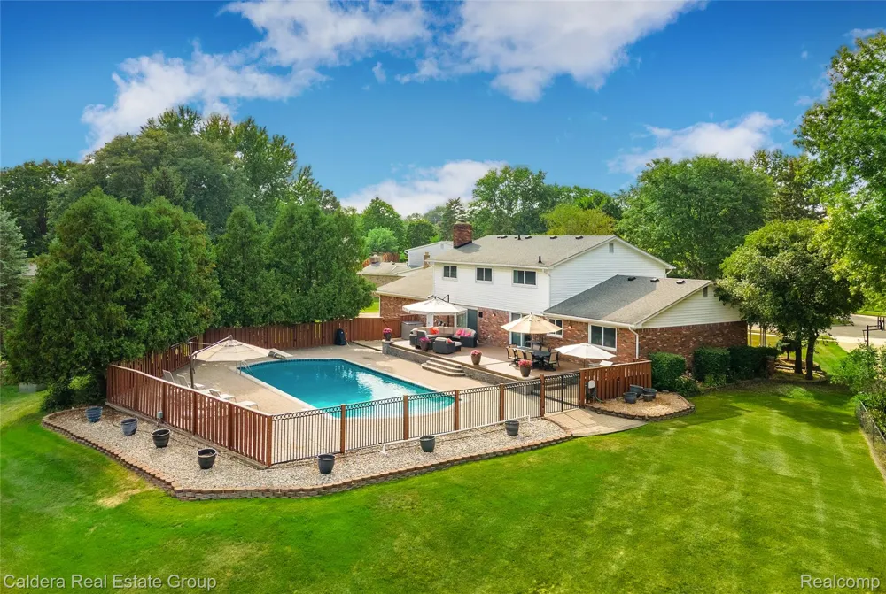 943 Huntsford Court Troy City, MI 48084