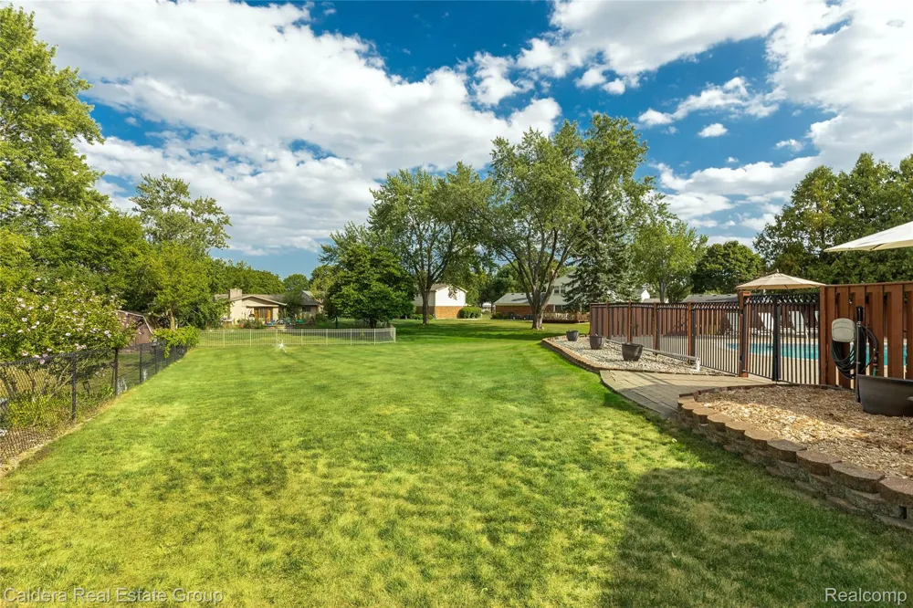 943 Huntsford Court Troy City, MI 48084