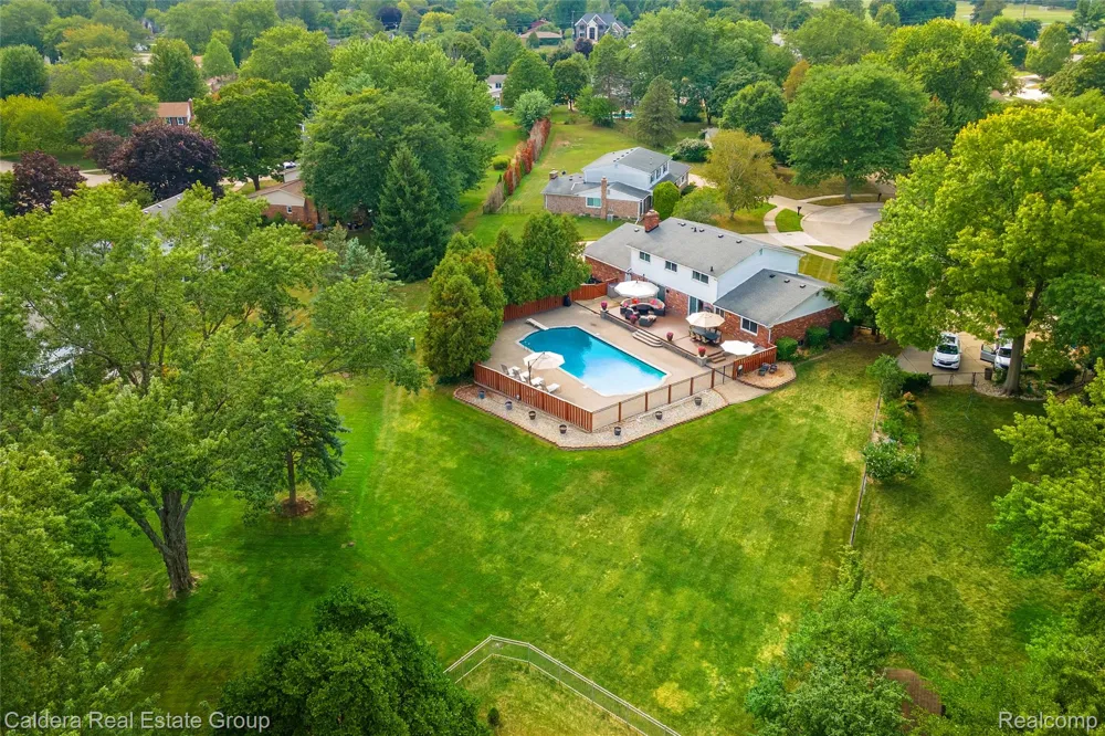 943 Huntsford Court Troy City, MI 48084