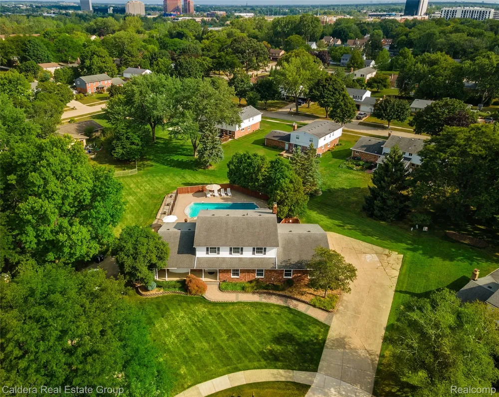 943 Huntsford Court Troy City, MI 48084