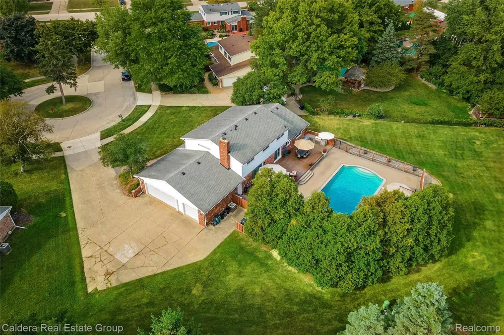 943 Huntsford Court Troy City, MI 48084
