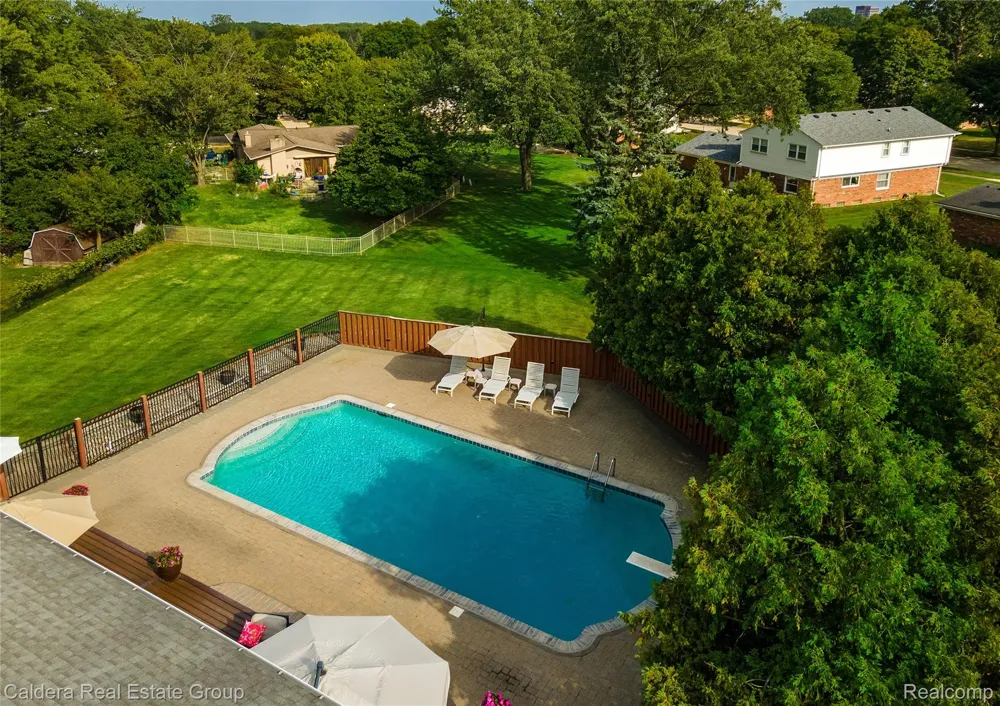 943 Huntsford Court Troy City, MI 48084
