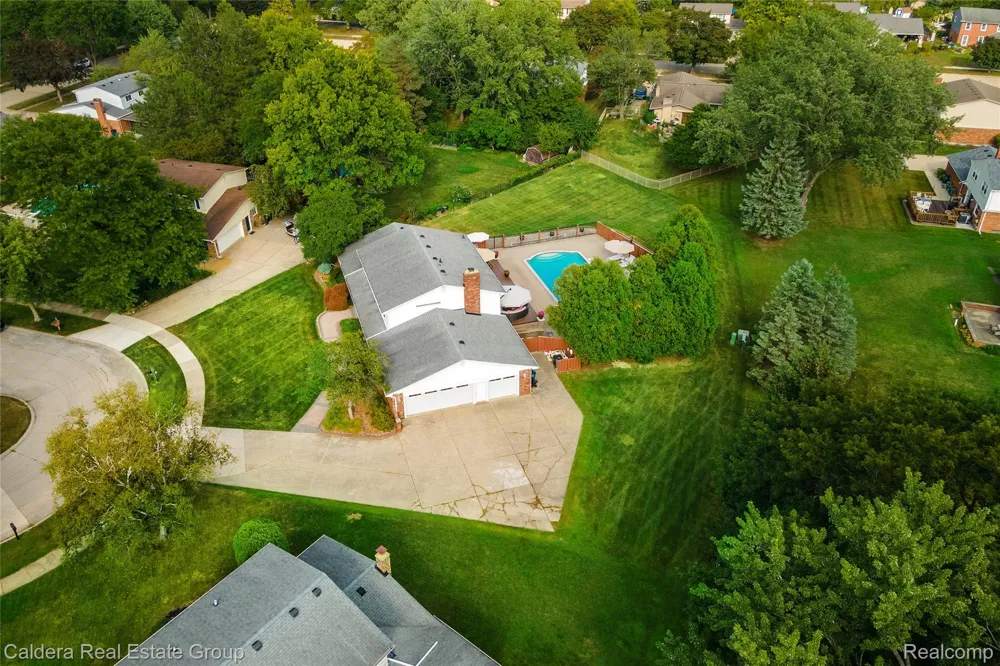 943 Huntsford Court Troy City, MI 48084