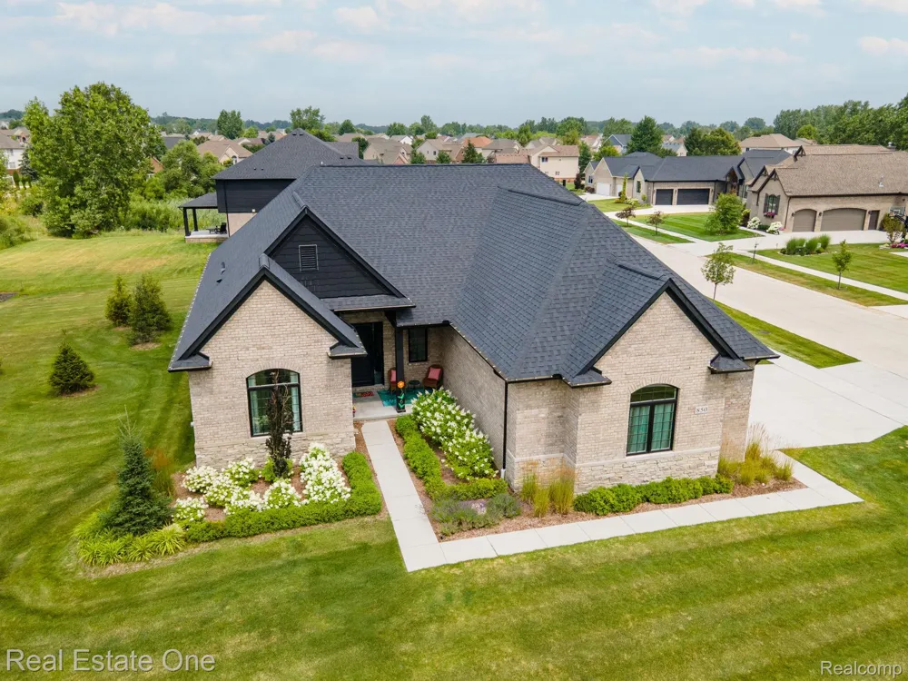 850 Marlayna Drive Oxford Charter Township, MI 48371