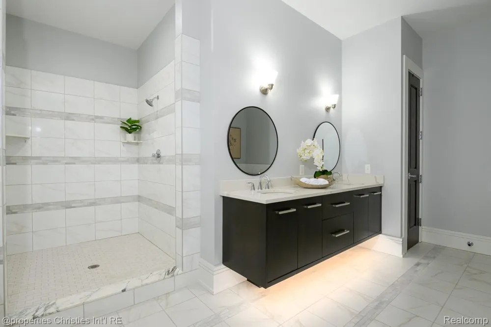 32686 Woodward Avenue #E Royal Oak City, MI 48073