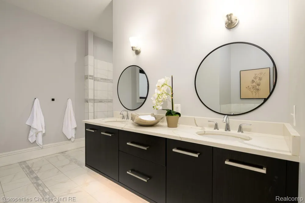 32686 Woodward Avenue #E Royal Oak City, MI 48073
