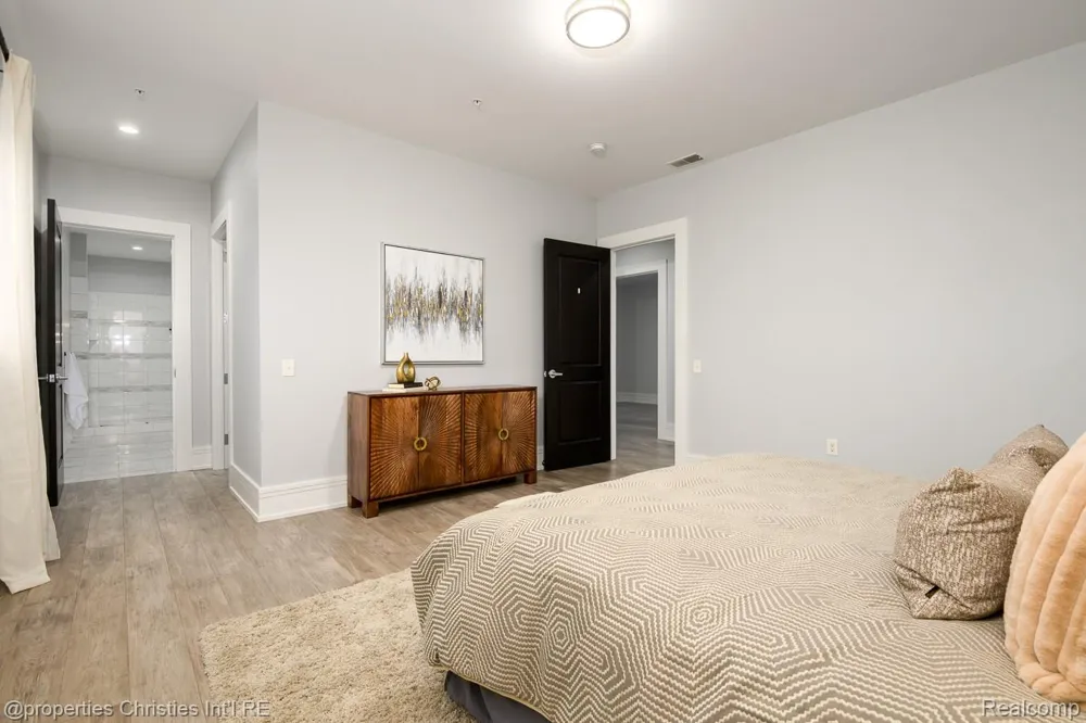 32686 Woodward Avenue #E Royal Oak City, MI 48073