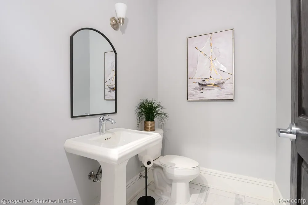 32686 Woodward Avenue #E Royal Oak City, MI 48073