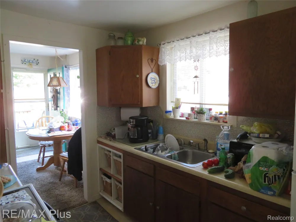 2433 Stockbridge Avenue Burton City, MI 48509