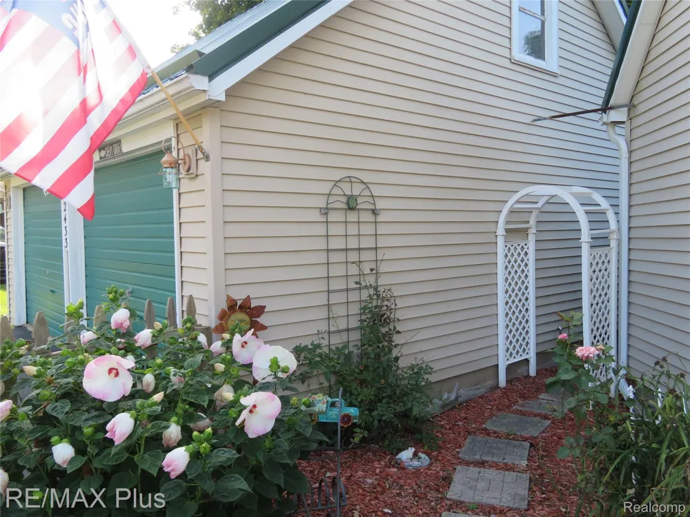 2433 Stockbridge Avenue Burton City, MI 48509