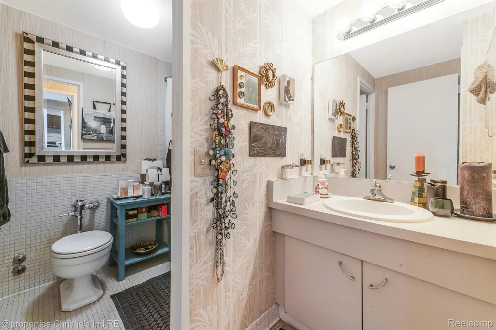 1300 E Lafayette Street #903 Detroit City, MI 48207