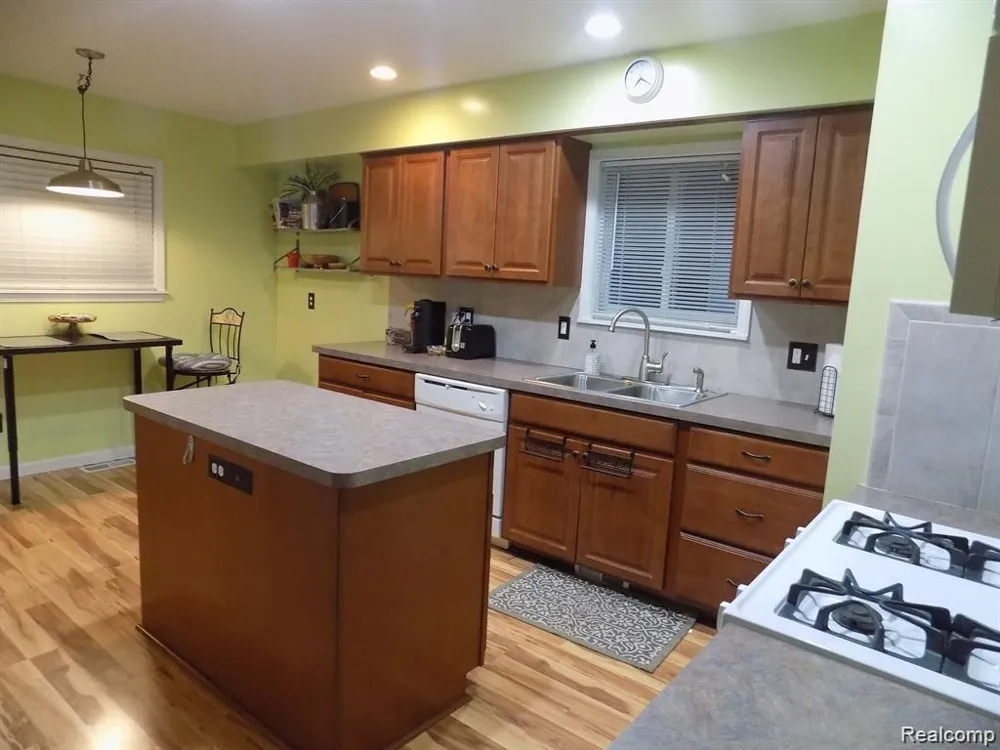 475 CONWAY STREET Walled Lake City, MI 48390