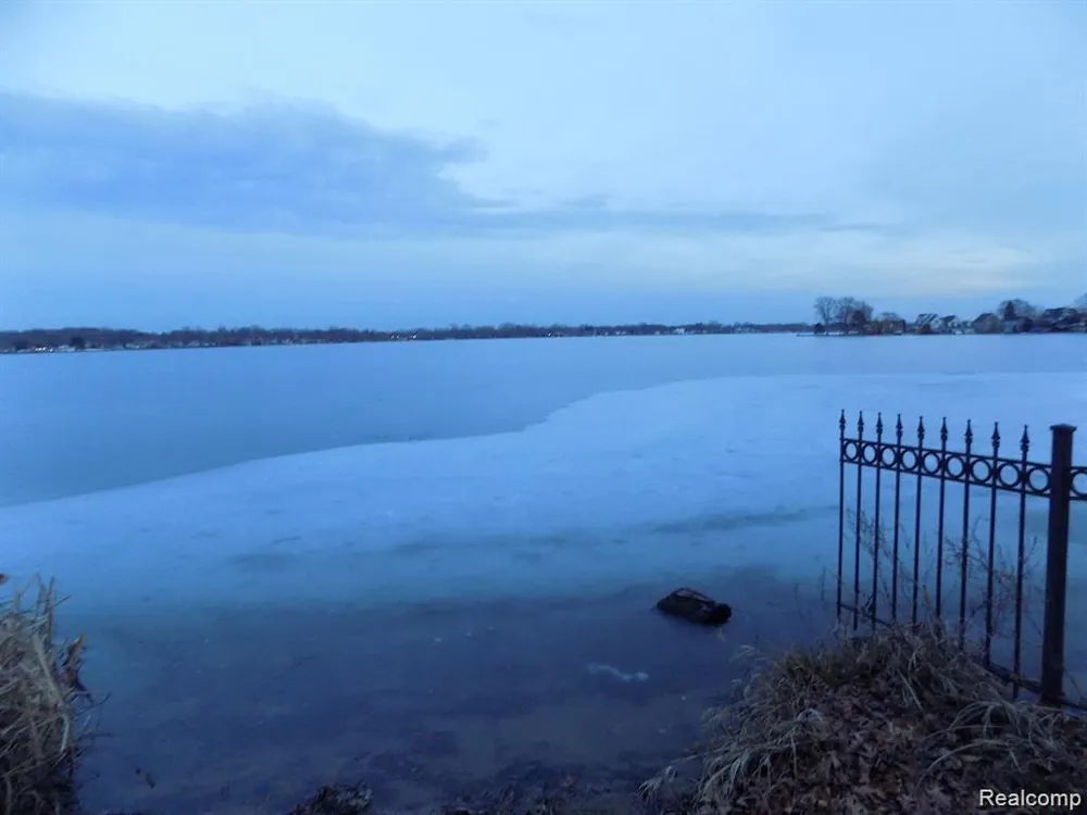 475 CONWAY STREET Walled Lake City, MI 48390