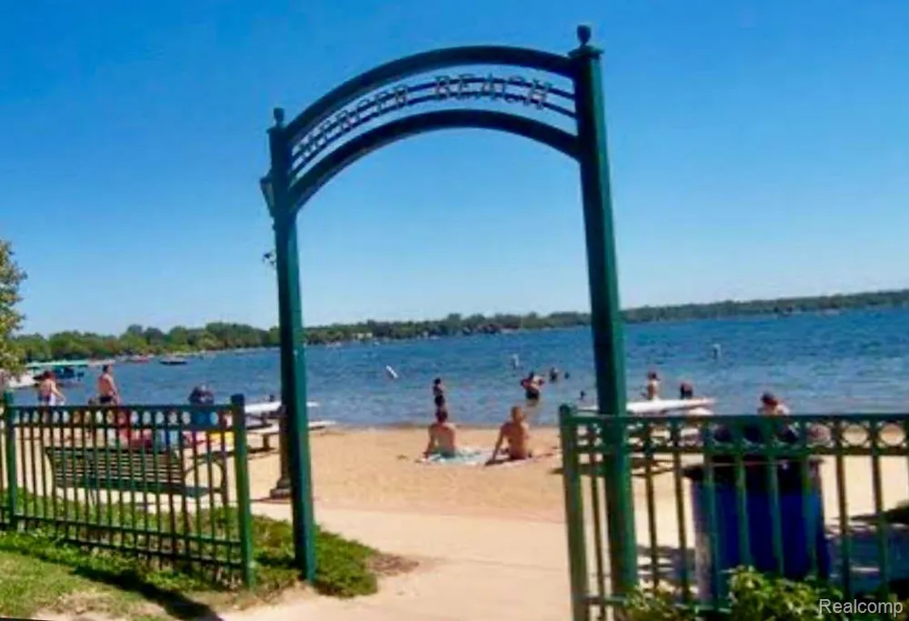 475 CONWAY STREET Walled Lake City, MI 48390