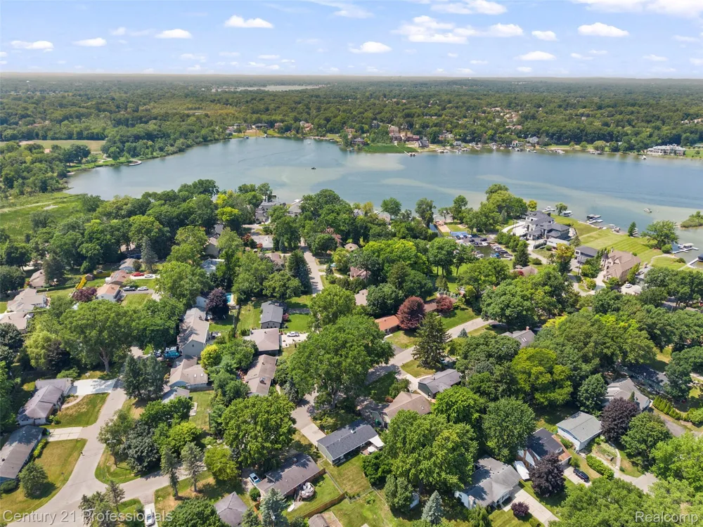 5135 Virgie Lane West Bloomfield Charter Township, MI 48324