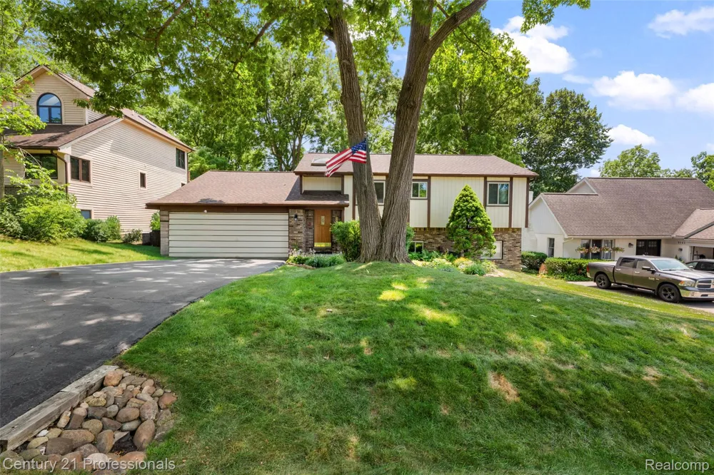 5135 Virgie Lane West Bloomfield Charter Township, MI 48324
