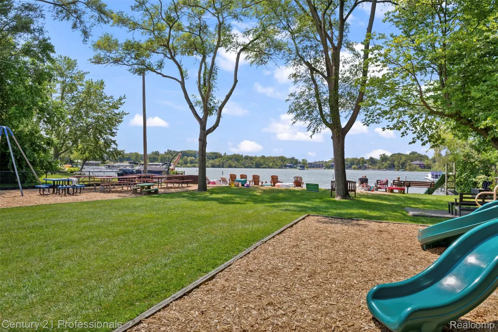 5135 Virgie Lane West Bloomfield Charter Township, MI 48324