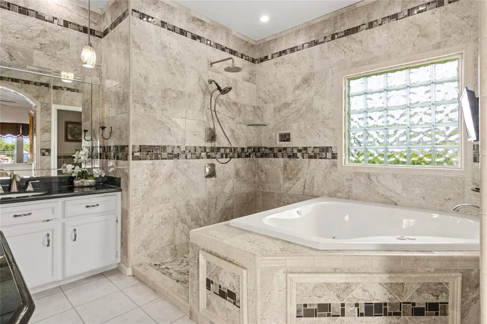143 Lago Circle Drive Santa Fe, TX 77517