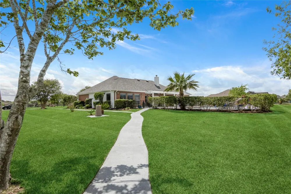 143 Lago Circle Drive Santa Fe, TX 77517