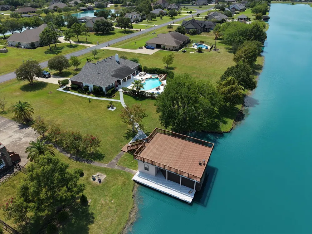 143 Lago Circle Drive Santa Fe, TX 77517