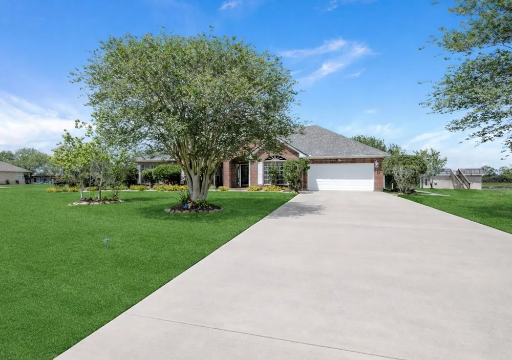 143 Lago Circle Drive Santa Fe, TX 77517