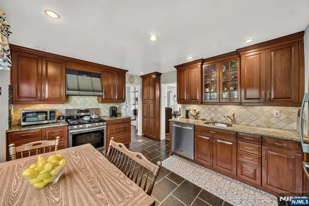 28 Leary Avenue Bloomingdale, NJ 07403