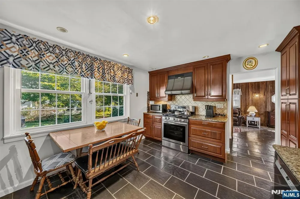 28 Leary Avenue Bloomingdale, NJ 07403