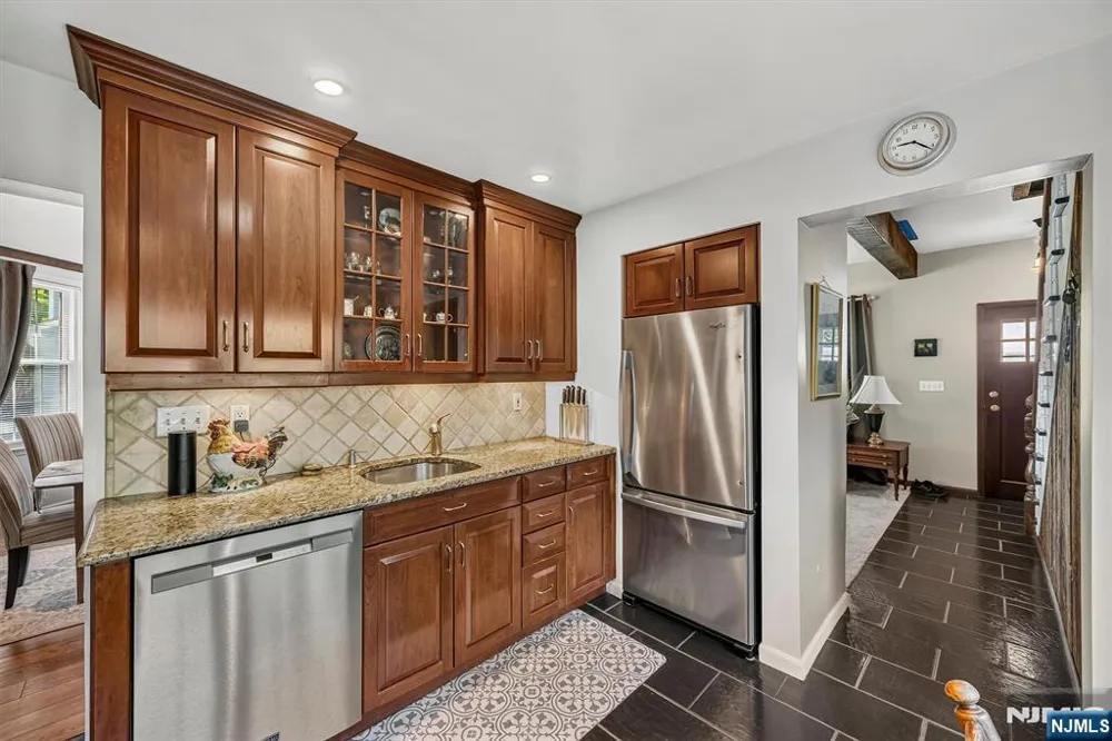 28 Leary Avenue Bloomingdale, NJ 07403