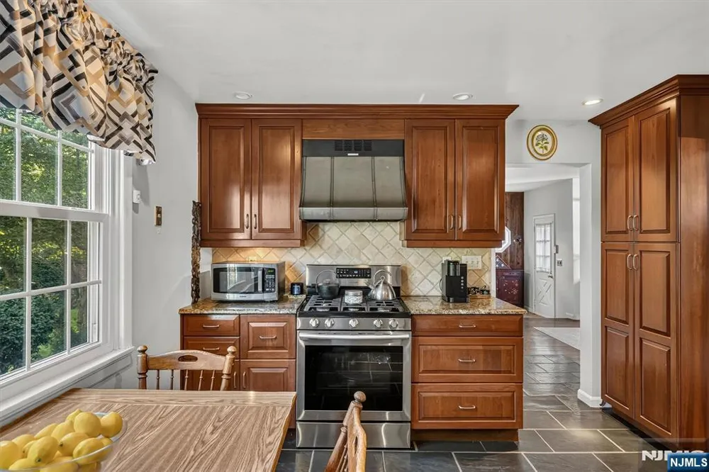 28 Leary Avenue Bloomingdale, NJ 07403