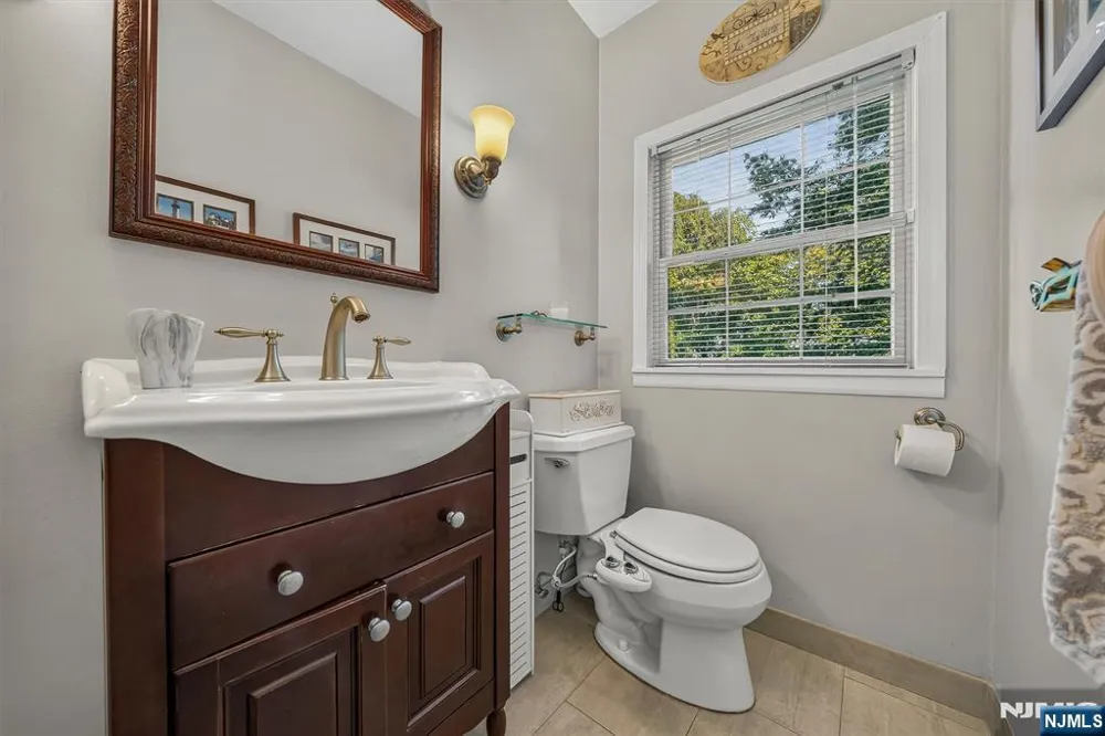 28 Leary Avenue Bloomingdale, NJ 07403