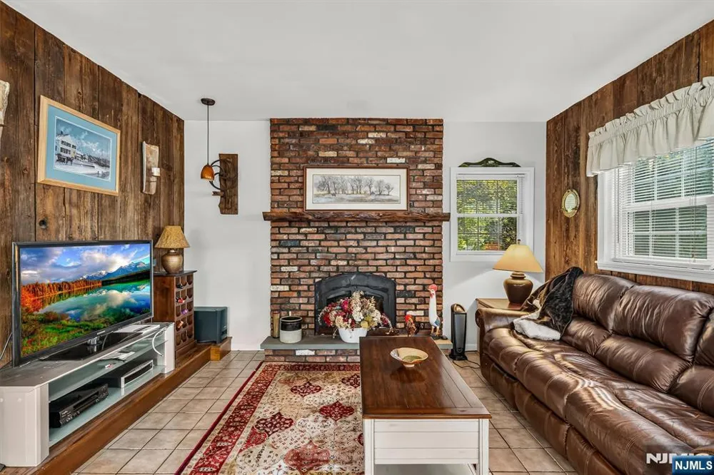 28 Leary Avenue Bloomingdale, NJ 07403