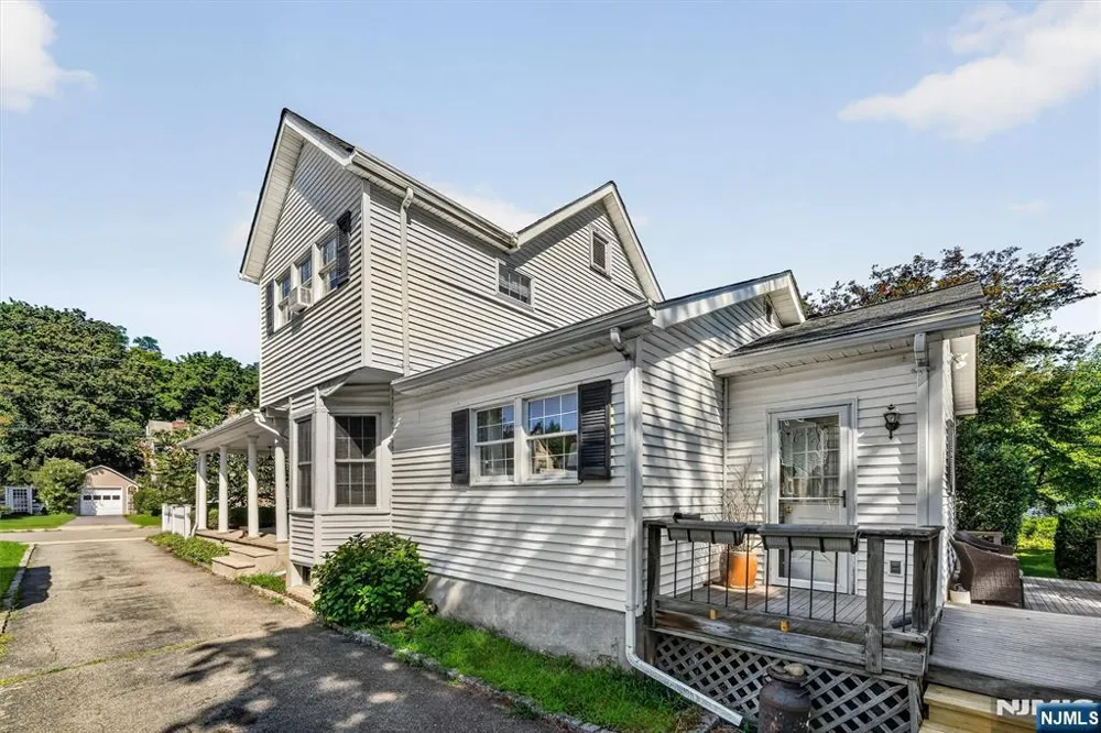 28 Leary Avenue Bloomingdale, NJ 07403