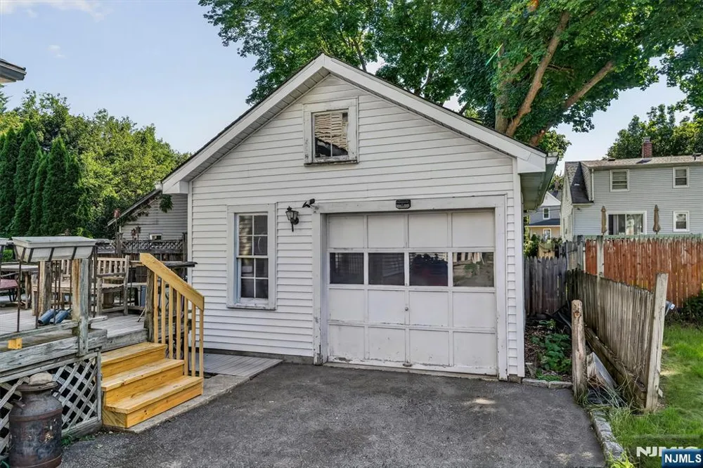28 Leary Avenue Bloomingdale, NJ 07403