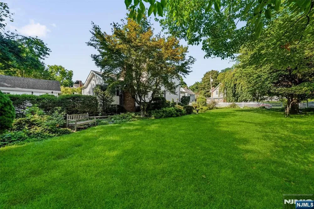 28 Leary Avenue Bloomingdale, NJ 07403