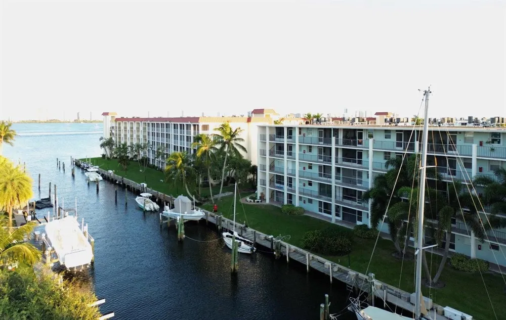109 PARADISE HARBOUR BOULEVARD #414 North Palm Beach, FL 33408