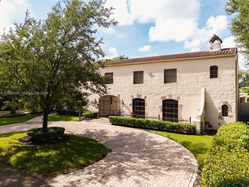 4128 Pinta Ct Coral Gables, FL 33146