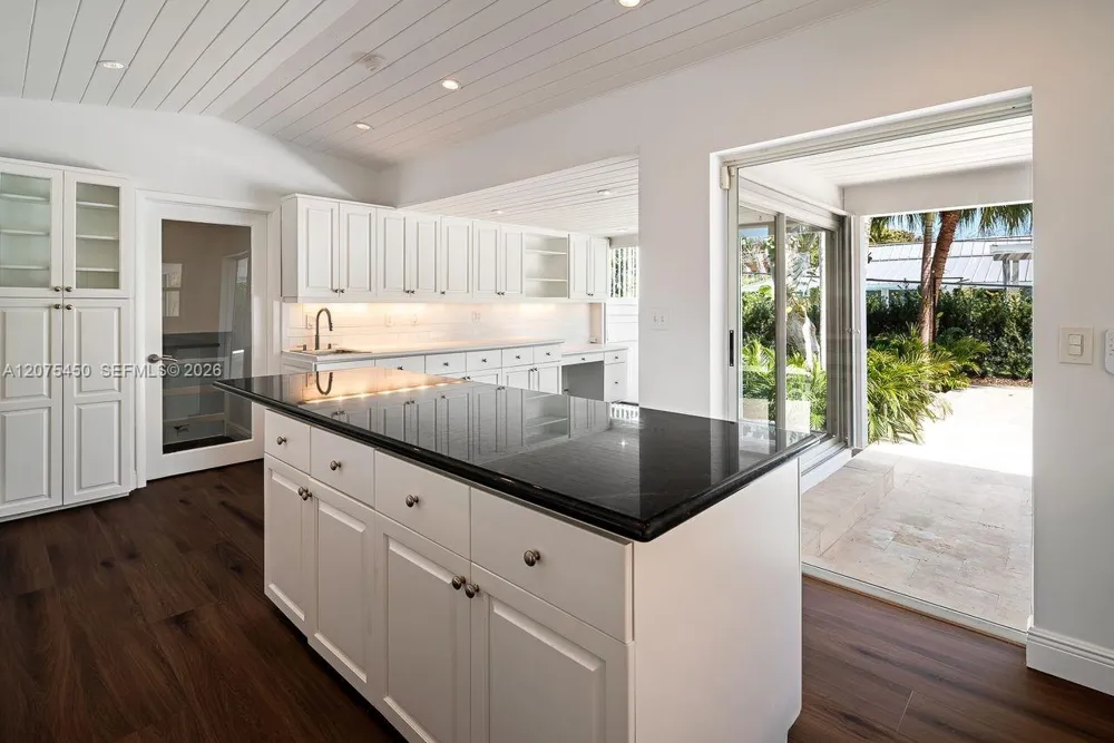 669 S Mashta Dr Key Biscayne, FL 33149