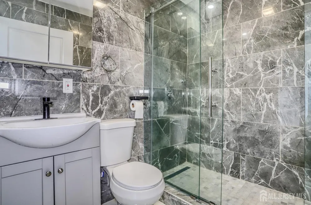 9017 Riverside Place North Bergen, NJ 0747