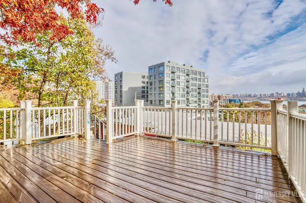 9017 Riverside Place North Bergen, NJ 0747