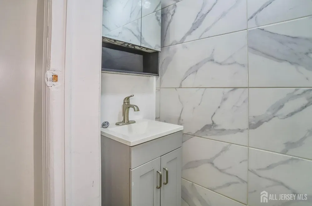 9017 Riverside Place North Bergen, NJ 0747