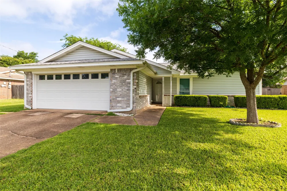 1309 Mercedes Street Benbrook, TX 76126