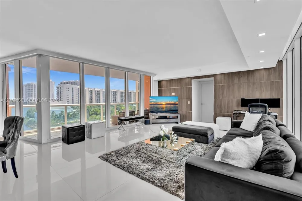 3370 Hidden Bay Dr #815 Aventura, FL 33180