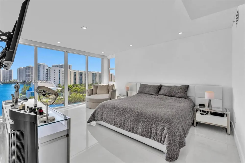 3370 Hidden Bay Dr #815 Aventura, FL 33180