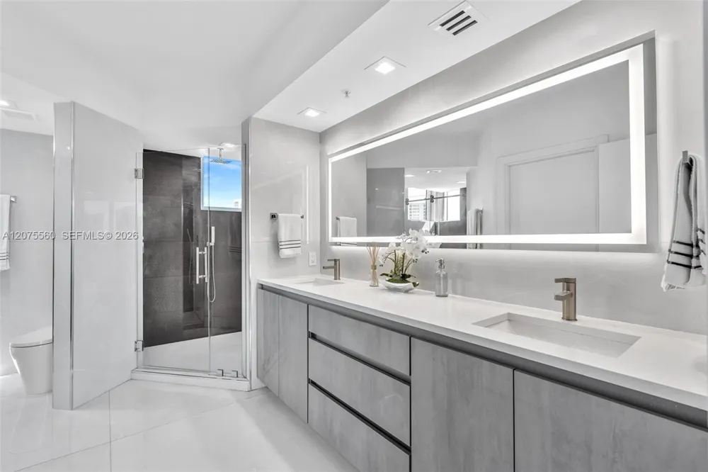 3370 Hidden Bay Dr #815 Aventura, FL 33180