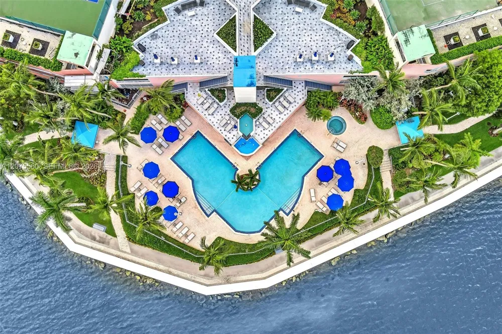 3370 Hidden Bay Dr #815 Aventura, FL 33180