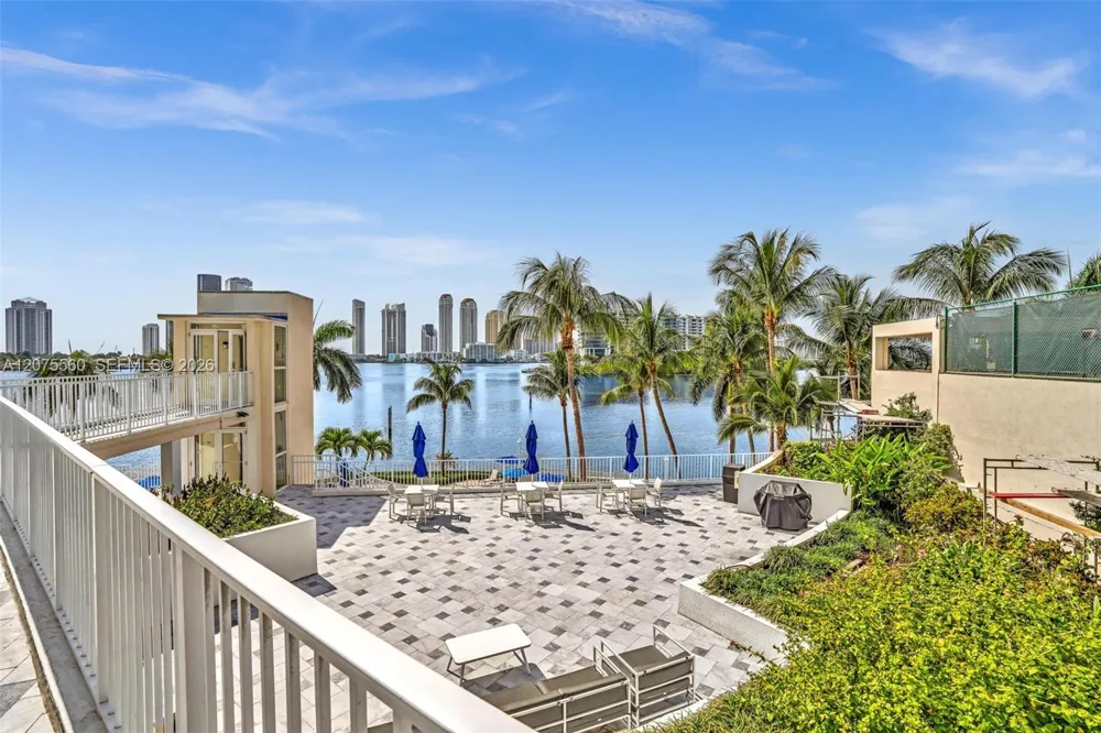 3370 Hidden Bay Dr #815 Aventura, FL 33180