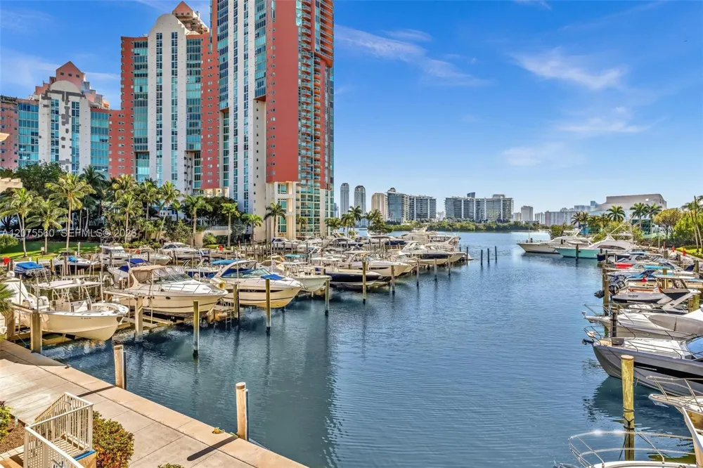 3370 Hidden Bay Dr #815 Aventura, FL 33180
