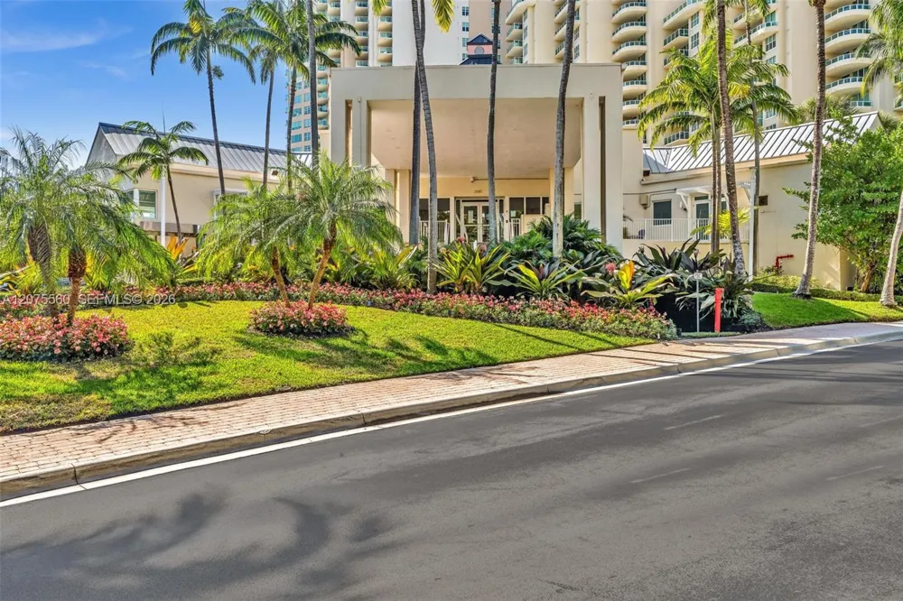 3370 Hidden Bay Dr #815 Aventura, FL 33180