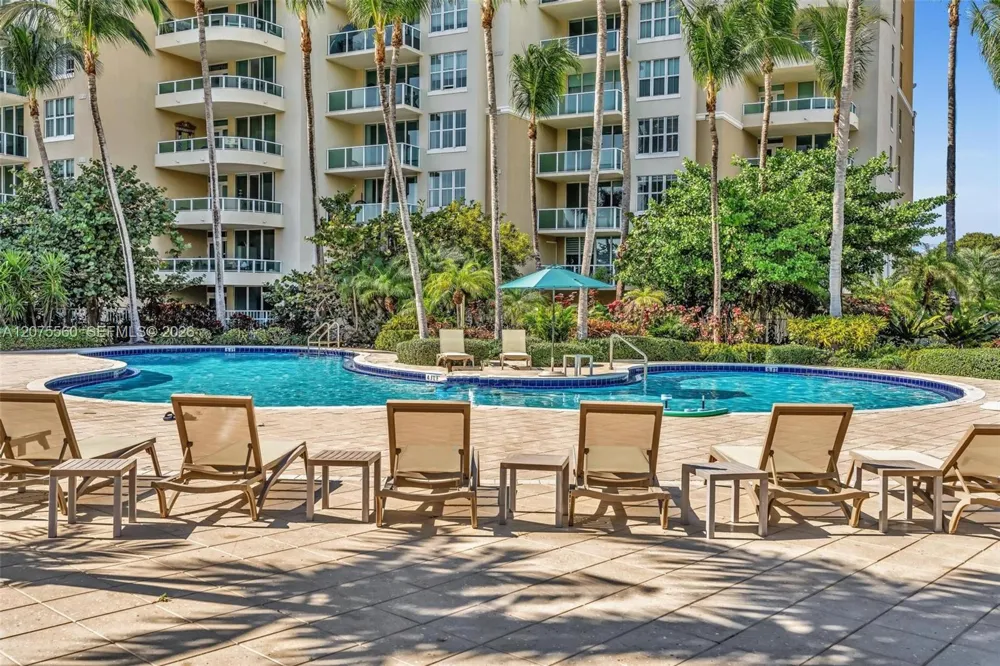 3370 Hidden Bay Dr #815 Aventura, FL 33180