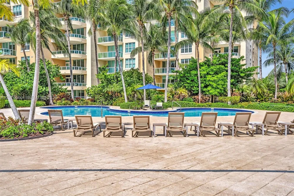 3370 Hidden Bay Dr #815 Aventura, FL 33180